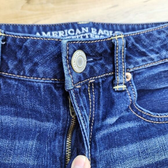 ☔️🔹️American Eagle Blue Raw Hem Denim Shorts Size 4/27 - Picture 3 of 9